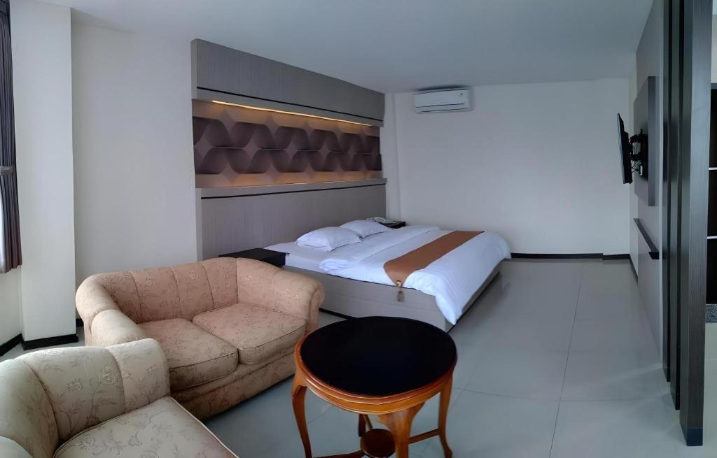 Alexander Hotel Tegal מראה חיצוני תמונה