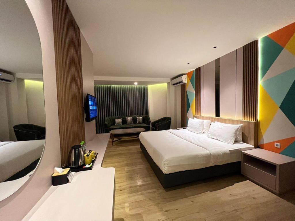Alexander Hotel Tegal מראה חיצוני תמונה