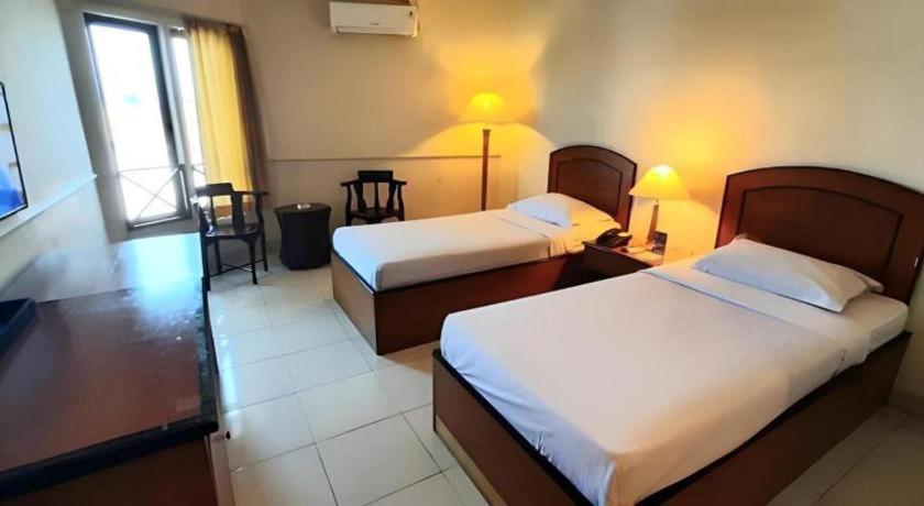 Alexander Hotel Tegal מראה חיצוני תמונה