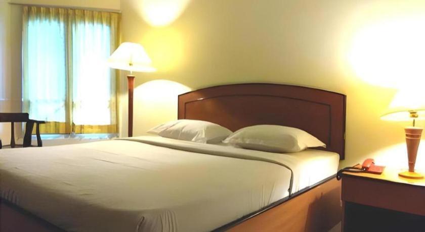Alexander Hotel Tegal מראה חיצוני תמונה