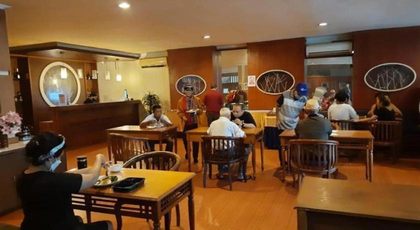 Alexander Hotel Tegal מראה חיצוני תמונה
