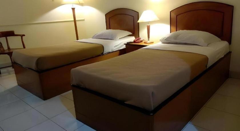 Alexander Hotel Tegal מראה חיצוני תמונה